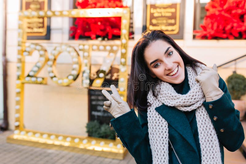 Stemming van het Brightful de nieuwe jaar van het aantrekkelijke modieuze jonge vrouw lopen in stad op straat op de wintertijd Be royalty-vrije stock afbeeldingen Stemming van het Brightful de nieuwe jaar van het aantrekkelijke modieuze jonge vrouw lopen in stad op straat op de wintertijd Be royalty-vrije stock afbeeldingen