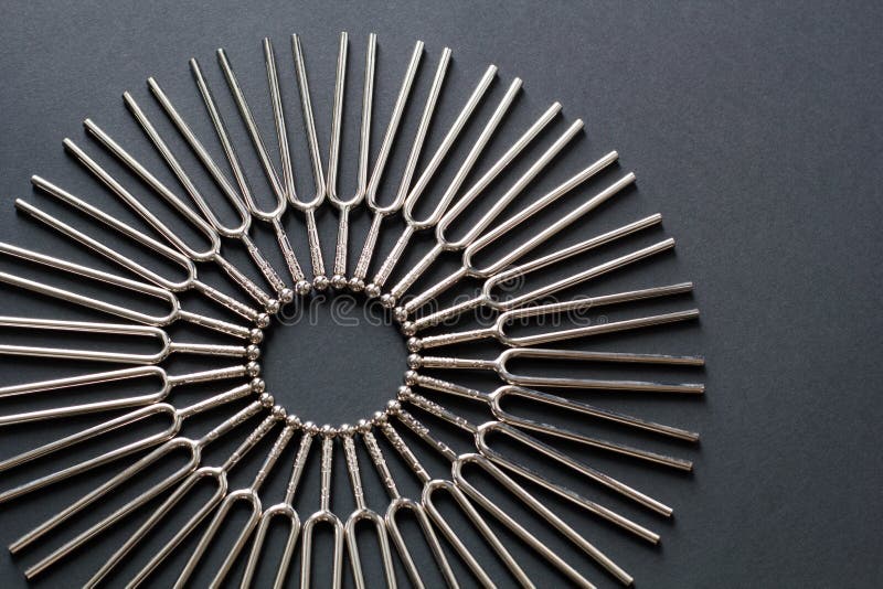 Stemvork cirkelpatroon op een zwarte achtergrond met exemplaarruimte royalty-vrije stock foto Stemvork cirkelpatroon op een zwarte achtergrond met exemplaarruimte royalty-vrije stock foto