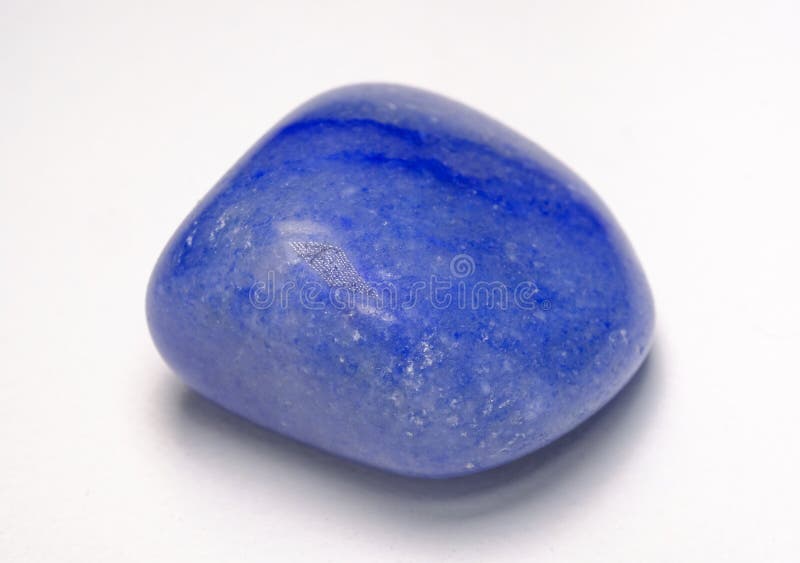 Sten för lapislazuli. Blå sten för lasurstensten på vit bakgrund
