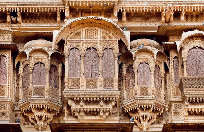 Stena balkongen och sned fönster av den forntida stenfästningen, Rajasthani, Indien royaltyfri foto Stena balkongen och sned fönster av den forntida stenfästningen, Rajasthani, Indien royaltyfri foto