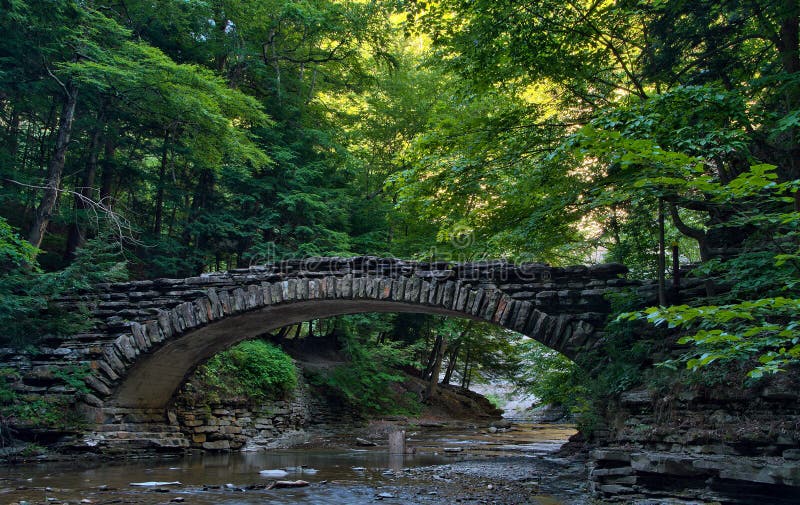Stena bron över en ström i stenig bäckdelstatspark