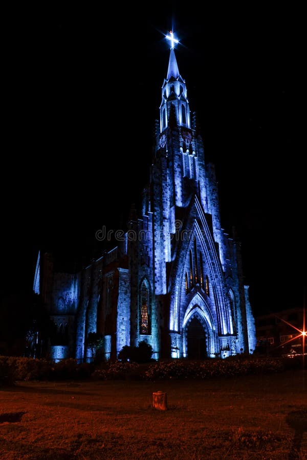 Stena domkyrkastaden Canela/Gramado med blå belysning, Rio Grande Do Sul, Brasilien - den kyrkliga staden Canela Rio Grande Do Su