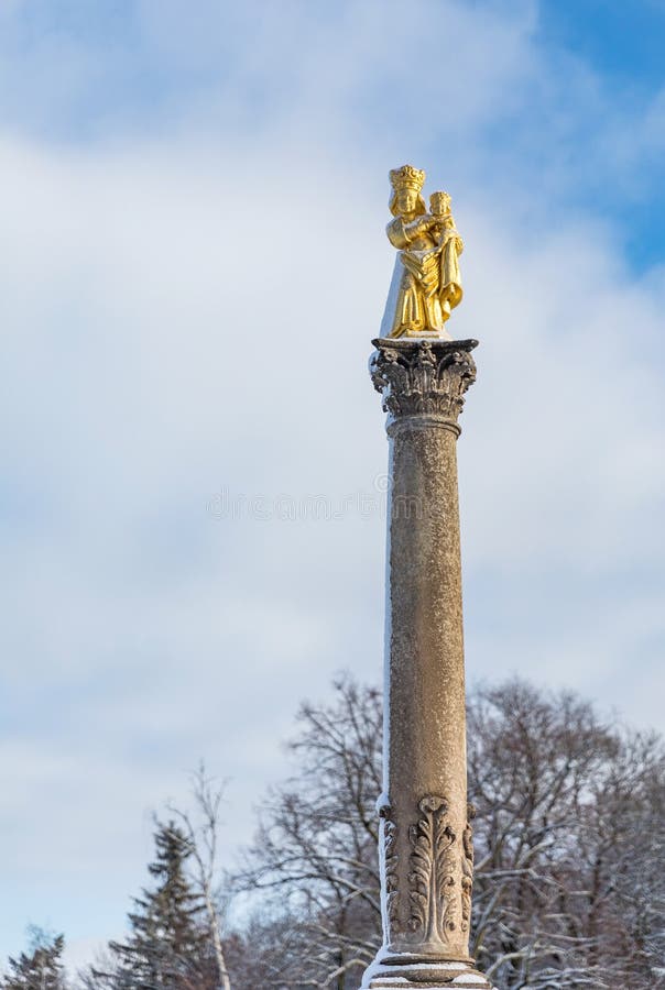 Stena kolonnen med den förgyllda jungfruliga Mary statyn av St Vitus arkivfoto Stena kolonnen med den förgyllda jungfruliga Mary statyn av St Vitus arkivfoto