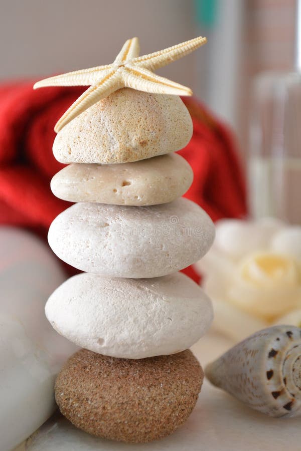 Stenar för Spa wellnwssskönhet för wellnessmassage i brunnsorttowell badar hygien för att koppla av royaltyfri fotografi Stenar för Spa wellnwssskönhet för wellnessmassage i brunnsorttowell badar hygien för att koppla av royaltyfri fotografi