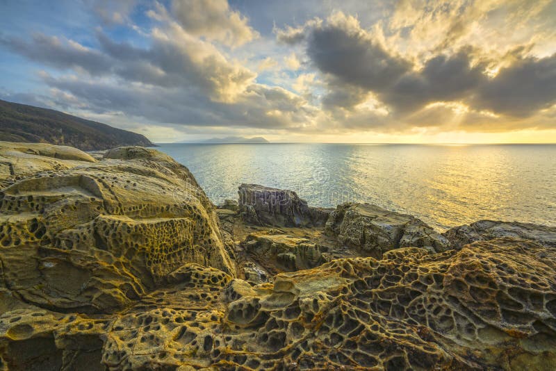 Stenar som eroderas av vinden i populära klippan cliff buca delle-ödet. piombino maremma tuscany italy
