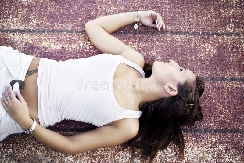 Stenditura della donna immagini stock libere da diritti Stenditura della donna immagini stock libere da diritti