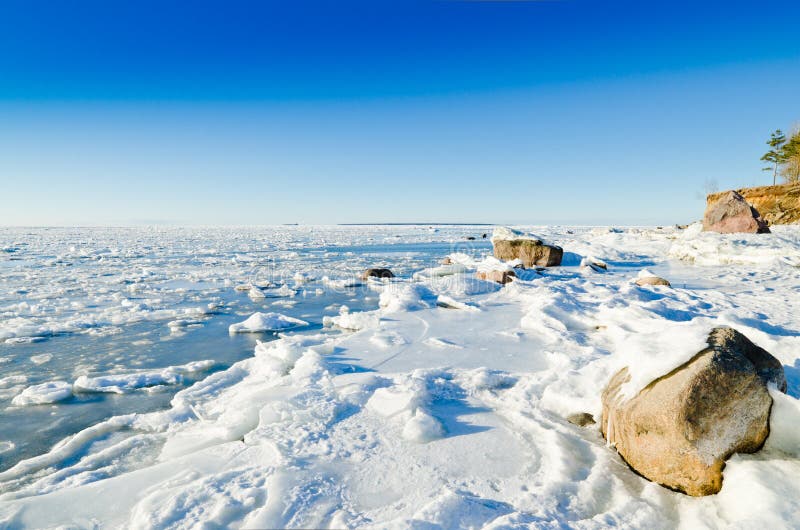 scheepsbouw Het koud krijgen protest Stenen in Ijs Op De Kust Van De Oostzee Stock Afbeelding - Image of wolk,  overzees: 30073345