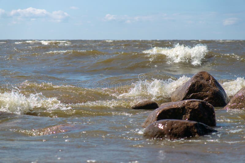 Stenen op het overzeese die strand door de golven wordt gewassen stock afbeeldingen Stenen op het overzeese die strand door de golven wordt gewassen stock afbeeldingen