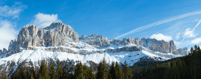 Stenig bergpanorama för vinter (stor Dolomitesväg). royaltyfri bild Stenig bergpanorama för vinter (stor Dolomitesväg). royaltyfri bild