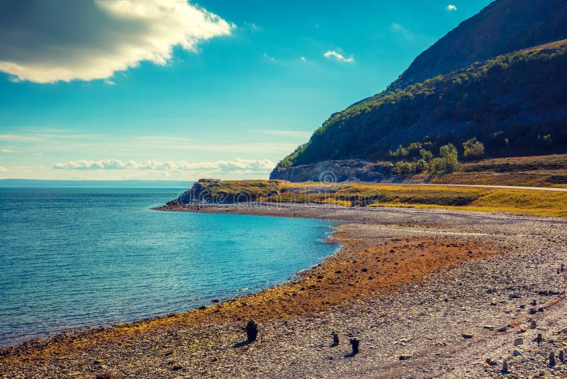 stenig havskust sätta på land pebblen Härlig natur av Norge royaltyfri foto stenig havskust sätta på land pebblen Härlig natur av Norge royaltyfri foto