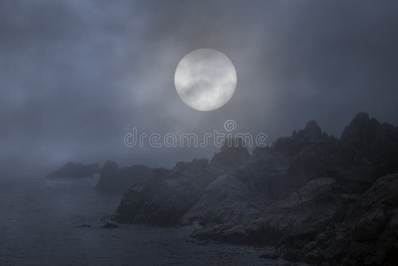 Stenig kust i en dimmig fullmånenatt