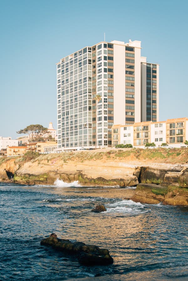 Stenig kust och byggnader i La Jolla, San Diego, Kalifornien arkivbild Stenig kust och byggnader i La Jolla, San Diego, Kalifornien arkivbild