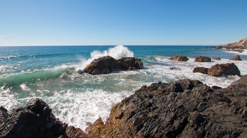 Stenig kustlinje på den Cerritos stranden nära Todos Santos i Baja California Mexico fotografering för bildbyråer Stenig kustlinje på den Cerritos stranden nära Todos Santos i Baja California Mexico fotografering för bildbyråer