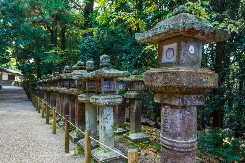 Stenlyktor på Kasuga Taisha i Nara royaltyfri fotografi Stenlyktor på Kasuga Taisha i Nara royaltyfri fotografi