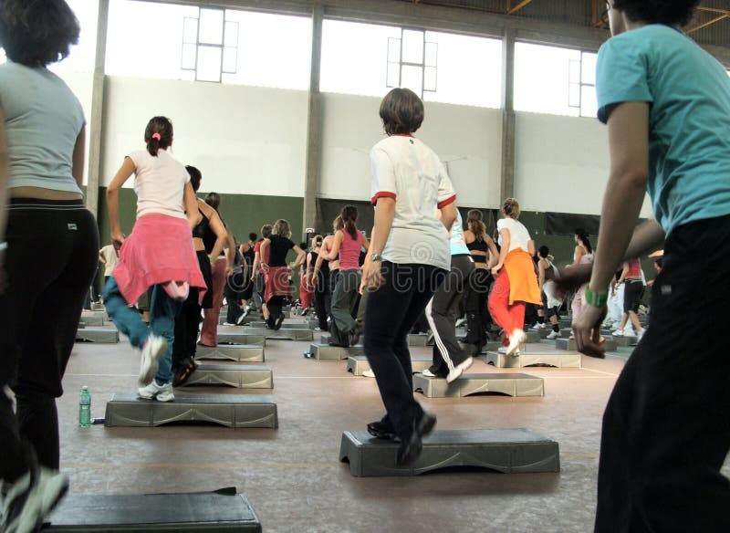 Hacer bailar aeróbicos en gimnasia.