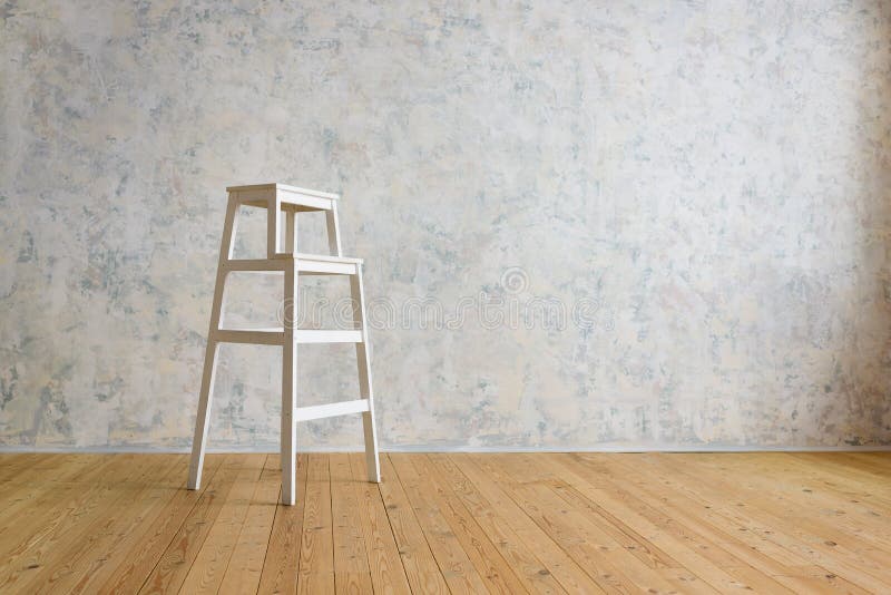 Stepladder drewniani stojaki w pokoju z białą ścianą zdjęcia stock Stepladder drewniani stojaki w pokoju z białą ścianą zdjęcia stock
