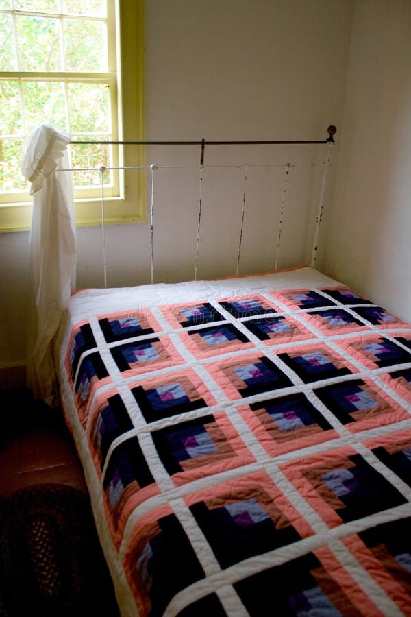 Steppdecke auf Bett im traditionellen historischen amerikanischen Gehöft lizenzfreies stockfoto Steppdecke auf Bett im traditionellen historischen amerikanischen Gehöft lizenzfreies stockfoto