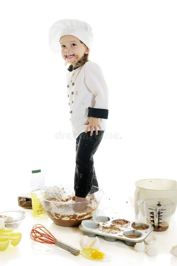 Nino en edad preescolar cocinero felizmente fortalecimiento en su pastel chip Rodeado de acuerdo el camino composición.