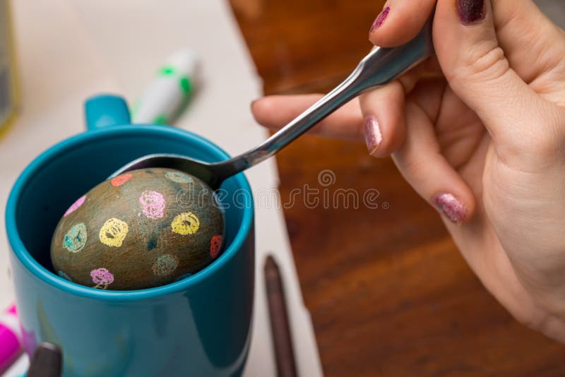 Sterben ein gesprenkeltes Ei lizenzfreie stockfotografie Sterben ein gesprenkeltes Ei lizenzfreie stockfotografie