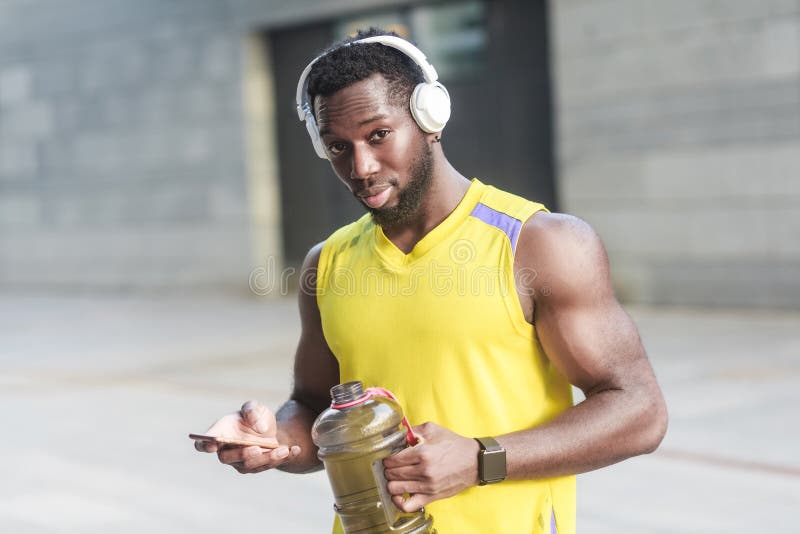 Sterk Afrikaans mensen drinkwater na training het bekijken kwam stock fotografie Sterk Afrikaans mensen drinkwater na training het bekijken kwam stock fotografie