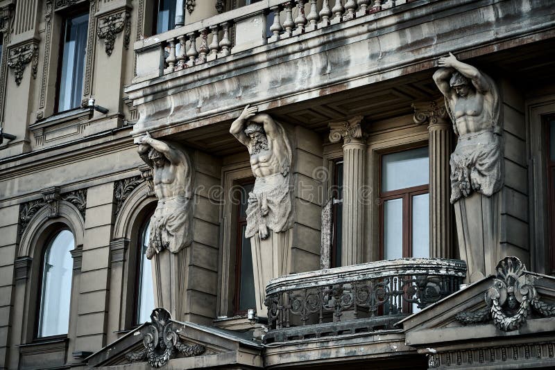 Sterke Atlants steunt balkon op de voorgevel van de historische bouw in heilige-Petersburg royalty-vrije stock foto's Sterke Atlants steunt balkon op de voorgevel van de historische bouw in heilige-Petersburg royalty-vrije stock foto's