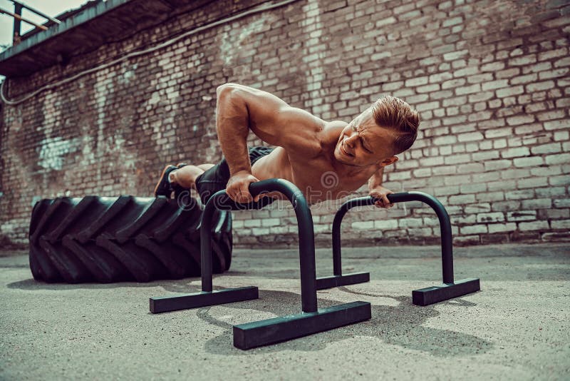Sterke sportieve gelukkige vrolijke positieve mens die persoefeningen doen die plank in openlucht houden royalty-vrije stock foto Sterke sportieve gelukkige vrolijke positieve mens die persoefeningen doen die plank in openlucht houden royalty-vrije stock foto