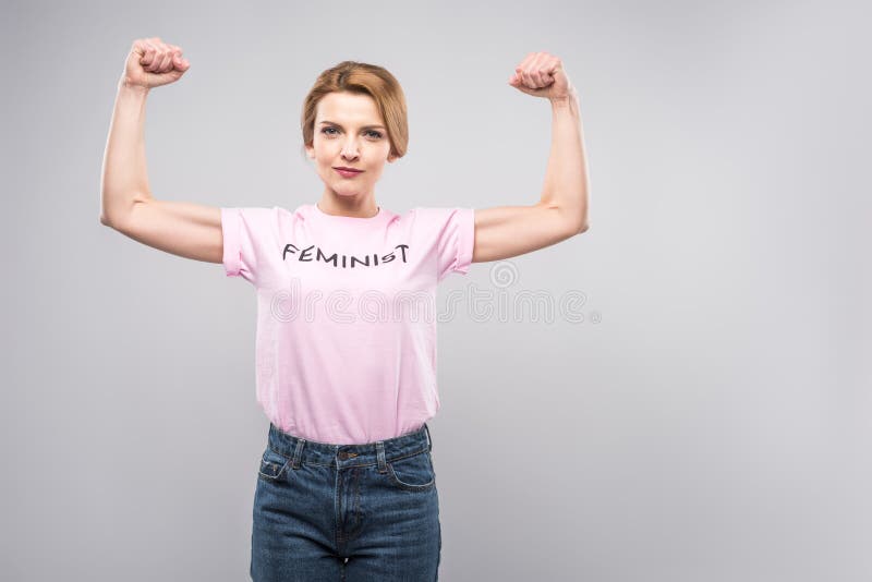 Sterke Vrouw in Roze Feministische T-shirt Die Spieren Op Wapens Tonen Stock Foto - Image wijfje, krachtig: 129526794