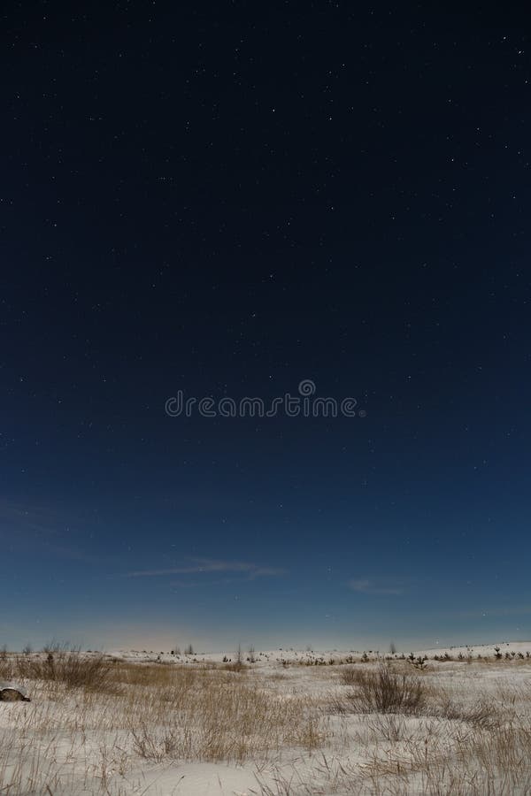 Sterne im nächtlichen Himmel über der schneebedeckten Ebene Der Hintergrund des Weltraums wird unter dem Vollmond fotografiert lizenzfreie stockfotos Sterne im nächtlichen Himmel über der schneebedeckten Ebene Der Hintergrund des Weltraums wird unter dem Vollmond fotografiert lizenzfreie stockfotos