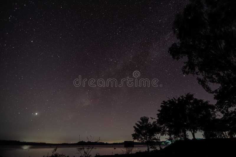 Sternenklare Nacht mit schönem nächtlichem Himmel stockfoto Sternenklare Nacht mit schönem nächtlichem Himmel stockfoto