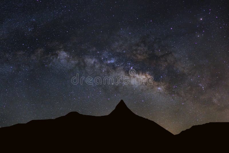 Sternenklarer nächtlicher Himmel mit hohes moutain und Milchstraßegalaxie mit sta stockbild Sternenklarer nächtlicher Himmel mit hohes moutain und Milchstraßegalaxie mit sta stockbild
