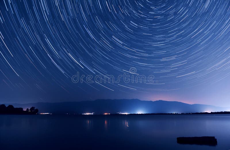 Sternspuren über dem See lizenzfreie stockfotos Sternspuren über dem See lizenzfreie stockfotos
