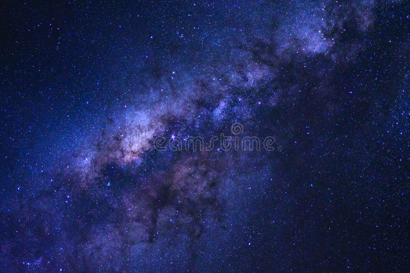 Sterrige nachthemel en melkachtige maniermelkweg met sterren en ruimtestof