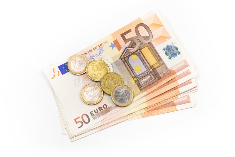 Sterta Euro banknoty i monety odizolowywaj?cy 50 banknot?w euro obrazy stock Sterta Euro banknoty i monety odizolowywaj?cy 50 banknot?w euro obrazy stock