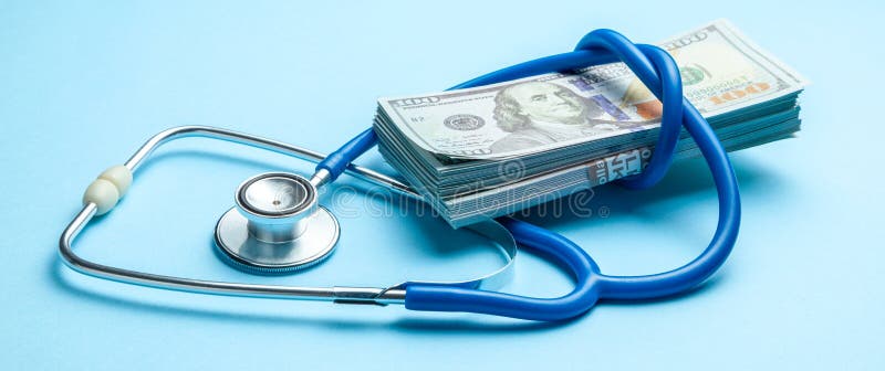 Sterta gotówkowi dolary i stetoskop na błękitnym tle Pojęcie medyczny strechevka lub droga medycyna, lekarki pensyjne
