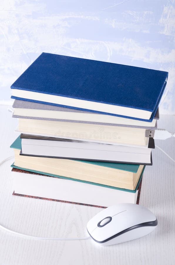 Sterta książki i komputerowa mysz na białym stole Pojęcie online edukacja i bezpłatny czytanie obrazy stock Sterta książki i komputerowa mysz na białym stole Pojęcie online edukacja i bezpłatny czytanie obrazy stock