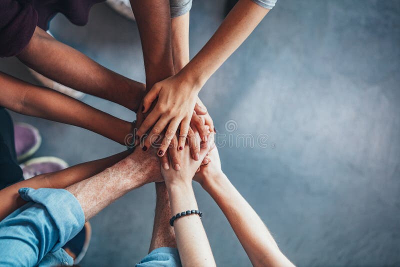 Sterta ręki pokazuje jedność i pracę zespołową