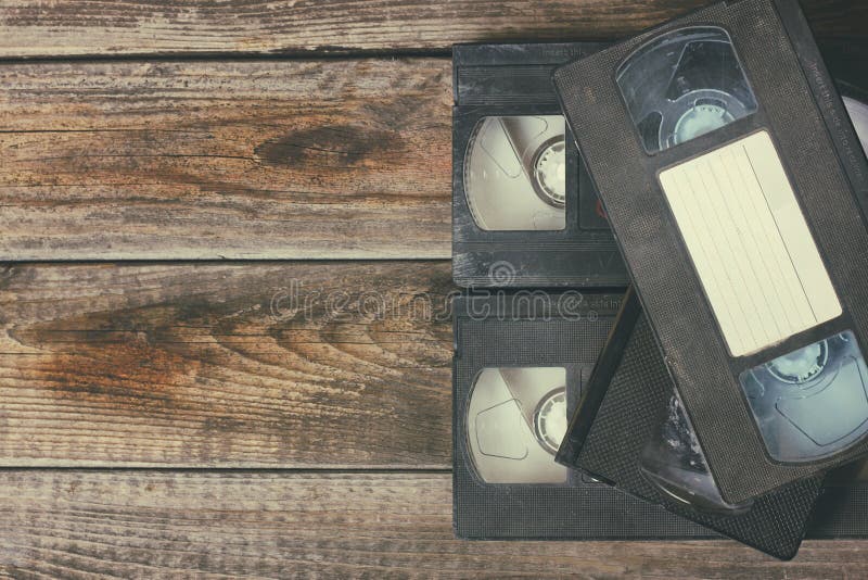 Sterta VHS wideo taśmy kaseta nad drewnianym tłem Odgórnego widoku fotografia fotografia stock Sterta VHS wideo taśmy kaseta nad drewnianym tłem Odgórnego widoku fotografia fotografia stock