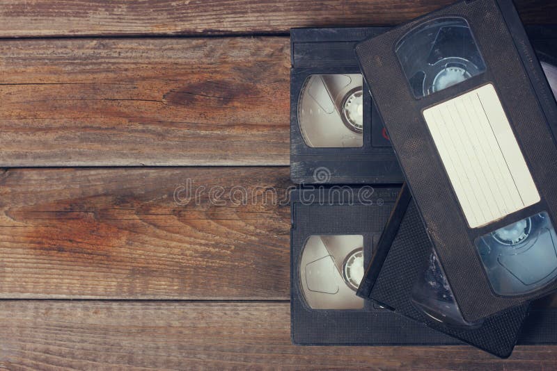 Sterta VHS wideo taśmy kaseta nad drewnianym tłem Odgórnego widoku fotografia zdjęcia royalty free Sterta VHS wideo taśmy kaseta nad drewnianym tłem Odgórnego widoku fotografia zdjęcia royalty free