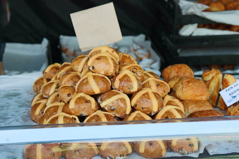 Sterta świeżo piec gorące przecinające babeczki na sprzedaży zdjęcia stock Sterta świeżo piec gorące przecinające babeczki na sprzedaży zdjęcia stock