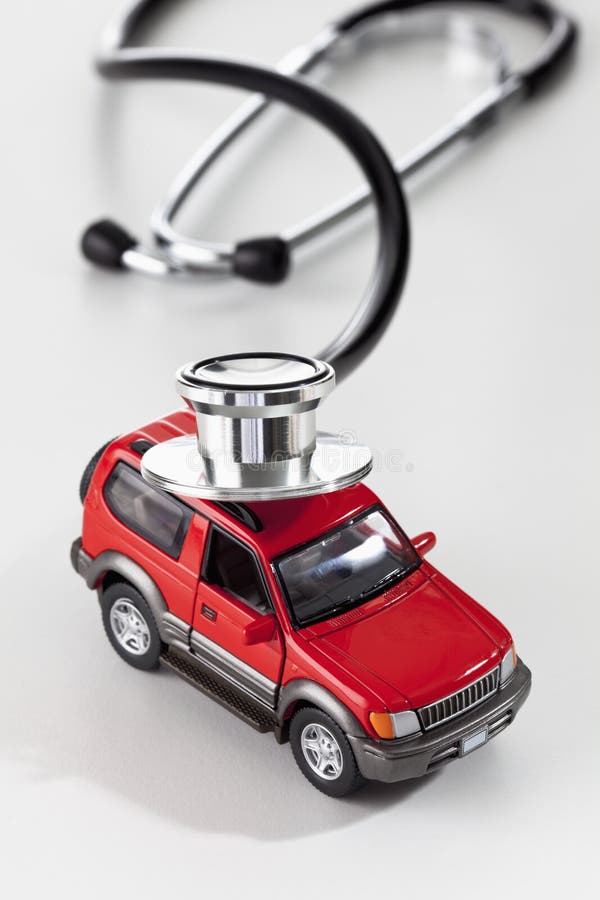 Stethoscoop bovenop modelauto stock afbeelding Stethoscoop bovenop modelauto stock afbeelding