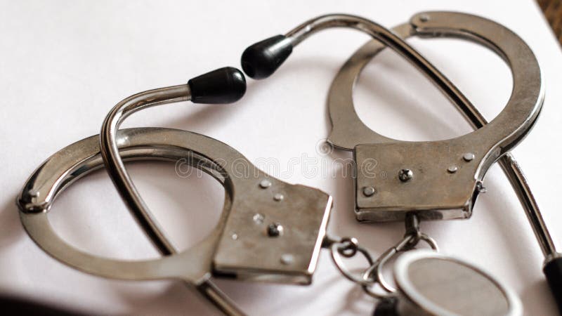 Stethoscoop en handcuffs concept medisch misdrijf royalty-vrije stock afbeelding Stethoscoop en handcuffs concept medisch misdrijf royalty-vrije stock afbeelding