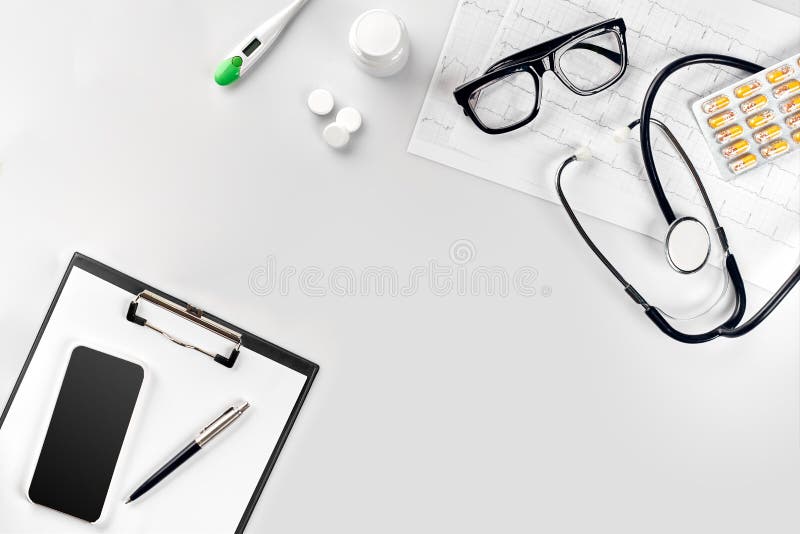 Stethoscoop in het bureau van artsen Hoogste mening van de lijst van het artsen` s bureau, leeg document aangaande klembord met p stock foto Stethoscoop in het bureau van artsen Hoogste mening van de lijst van het artsen` s bureau, leeg document aangaande klembord met p stock foto