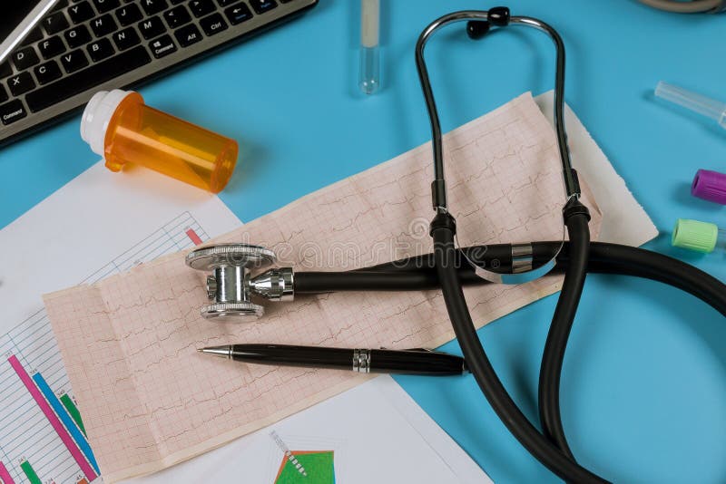 Stethoscoop met cardiogrammen op computertoetsenbord royalty-vrije stock afbeelding Stethoscoop met cardiogrammen op computertoetsenbord royalty-vrije stock afbeelding