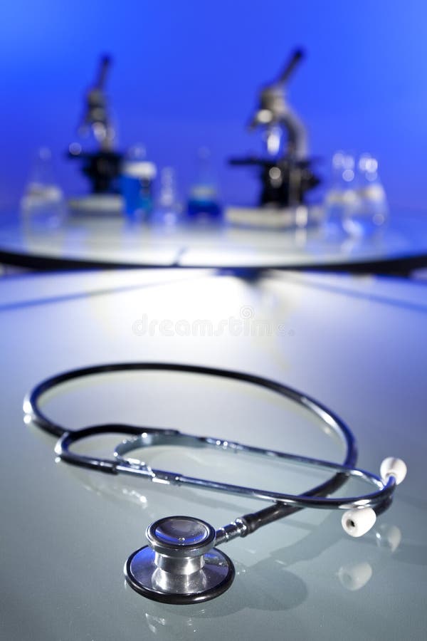 Estetoscopio en médico investigación laboratorio microscopios, bancos próximo dispositivos en.