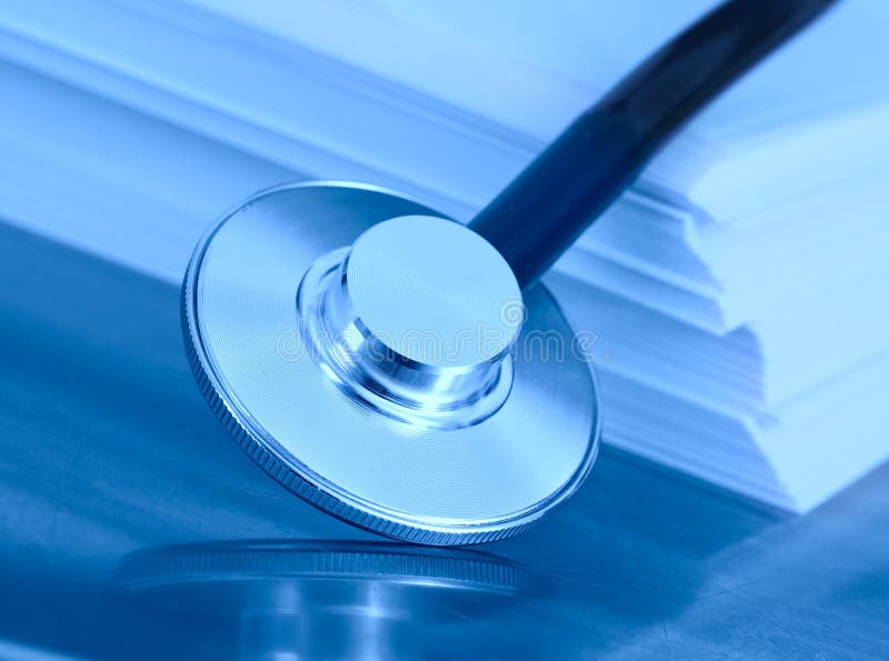 Stethoskop und ein Stapel Papier. Das Konzept des medizinischen legisla stockbilder Stethoskop und ein Stapel Papier. Das Konzept des medizinischen legisla stockbilder