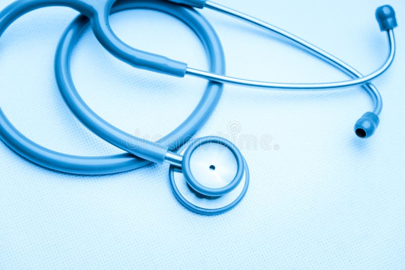 Stethoskopmedizinische ausrüstung auf weißem Segeltuch Instrumentgerät für Doktor Stethoskop liegt auf Set Geld