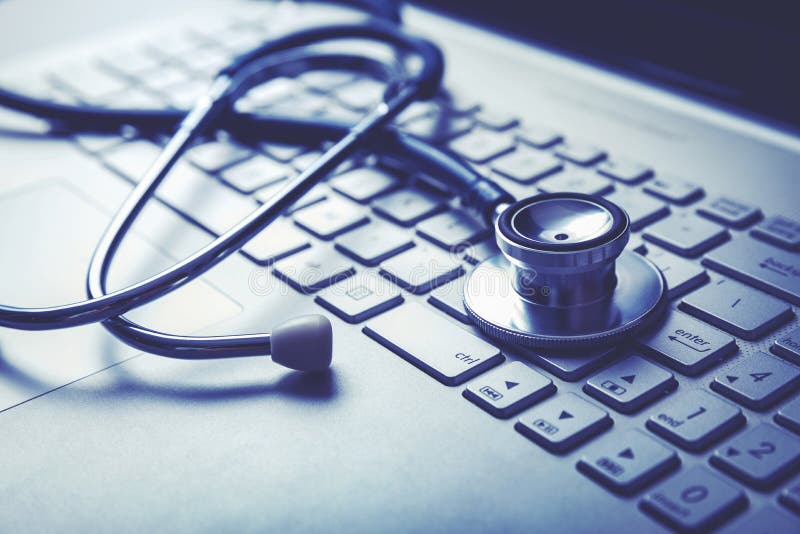 Stetoscop pe tastatura laptopului. diagnosticare computerizată sau concept ehealth stock images