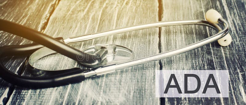 Stetoscope e l'iscrizione ADA - American with Disabilities Act Diritto civile che vieta la discriminazione contro
