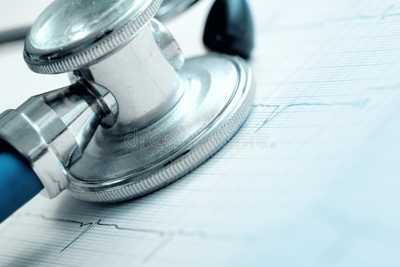 Stetoscopio e ECG come concetto del rischio per la malattia cardiaca