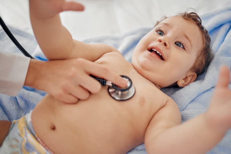 Stetoscopio a mani e bambino felice in clinica per il benessere sanitario e controllare il cuore. sorrisi medici e figli per fotografia stock